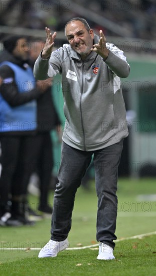 Coach coach Frank Schmidt 1. FC Heidenheim 1846 FCH on the sidelines gesture angry sour rebukes DFB-Pokal, Voith-Arena, Heidenheim, Baden-Württemberg, Germany