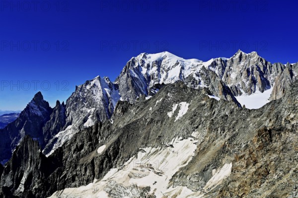 From left, the mountains l'Aiguille Noire de Peuterey, L'Aiguille Blanche de Peuterey, Mont Blanc, Mont Maudit, Pointe Helbronner viewing terrace, Chamonix-Mont-Blanc, Haute-Savoie, watershed Italy, France