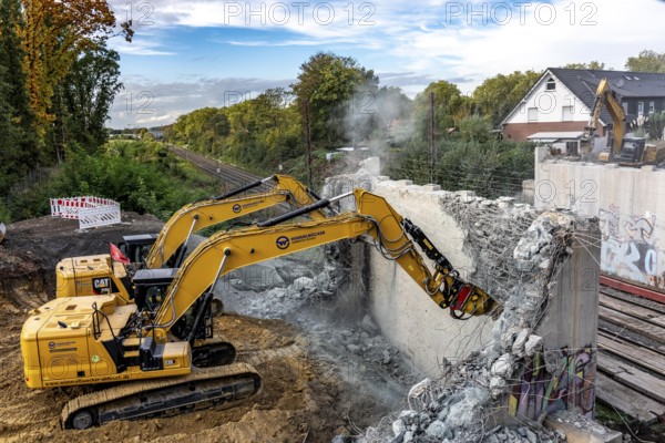 Demolition of an old road bridge, Weierstraße, then new construction of the bridge for the three-track conversion, to extend the Emmerich-Oberhausen railway line, including 47 new bridge structures being built or adapted, the old bridges being replaced by new buildings, for people and especially for freight traffic, extension of the Dutch Betuwe line from the port of Rotterdam, part of the European freight corridor Rotterdam-Genoa, 1300 km long, Oberhausen, North Rhine-Westphalia, Germany