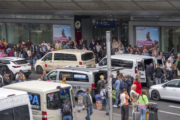 Ahead of Terminal B, many thousands of people set off on holiday on the first day of the North Rhine-Westphalia autumn holidays at Düsseldorf Airport, but waiting times were kept within limits despite the huge rush, North Rhine-Westphalia, Germany