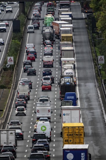 Traffic jam on the A3 motorway between the Hilden junction and the Mettmann junction, view to the south, traffic jam due to construction work, North Rhine-Westphalia, Germany