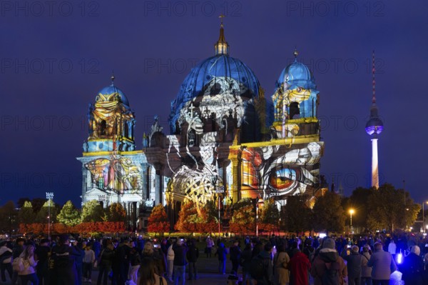 Berlin Cathedral with television tower, 21st BERLIN FESTIVAL OF LIGHTS, motto Let's Shine Together, light installations, 9 October 2025, Berlin, Germany, < english> 21st BERLIN FESTIVAL OF LIGHTS, motto Let's Shine Together, light installations, October 9, 2025, Berlin, Germany