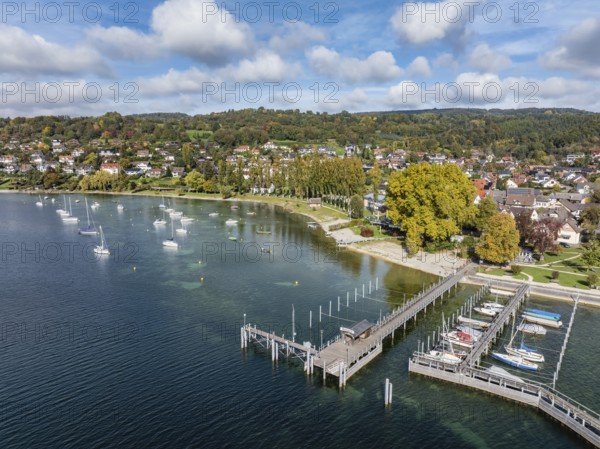 Aerial view of the village of Wangen on the Höri peninsula with boat moorings and jetty on the lakeshore, Lake Rhine, Lake Constance, Constance district, Baden-Württemberg, Germany