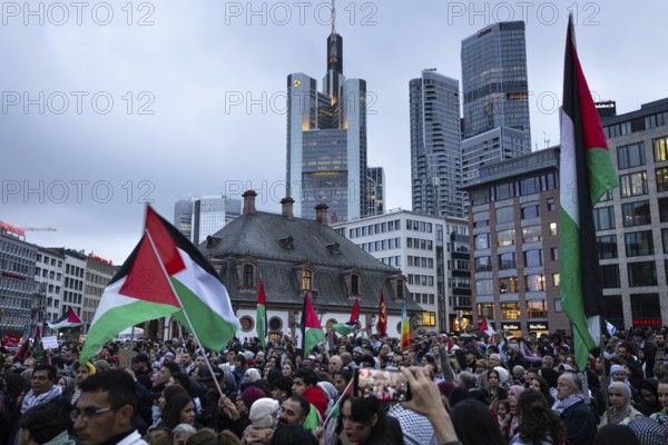 Around 1, 500 people take part in a pro-Palestine demonstration at the Hauptwache in Frankfurt am Main on 7 October 2025. The rally is accompanied by a massive police presence. Exactly two years ago, on 7 October 2023, the terrorist militia Hamas killed more than 1, 100 people in an attack on Israel. Since Israel's subsequent intervention in the Gaza Strip, there have been repeated pro-Palestinian demonstrations throughout Germany