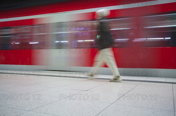 Underground arriving S-Bahn, train, class 420 in traffic red, platform, stop, Stadtmitte station, travellers, passengers, public transport, movement effect, VVS, Verkehrsverbund Stuttgart, local transport, Stuttgart, Baden-Württemberg, Germany