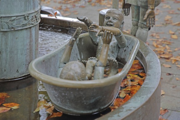 Galminus Fountain by Bonifatius Stirnberg 2009, modern art, Galminus Fountain, bronze sculptures, two children playing in a bathtub, bathing, Willy-Brandt-Platz, Rhineland, Stolberg, North Rhine-Westphalia, Germany