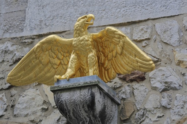 Golden eagle figure with outstretched wings above the entrance to the Kupferhof Schleicher, gilded sculpture, work of art, outstretched, detail, Burggasse, Rhineland, Stolberg, North Rhine-Westphalia, Germany