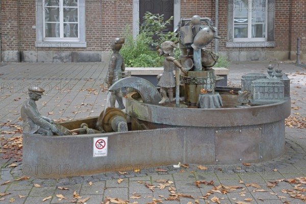 Galminus Fountain by Bonifatius Stirnberg 2009, modern art, Galminus Fountain, bronze sculptures, figures, figurines, water wheel, mill wheel, water features, Willy-Brandt-Platz, Rhineland, Stolberg, North Rhine-Westphalia, Germany