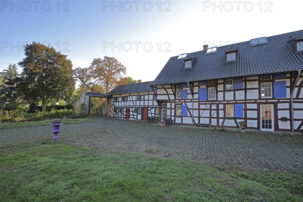 Half-timbered house in the inner courtyard of the Kleeburg castle built in the 14th century, moated castle, Weidesheim, Euskirchen, Vordereifel, Eifel, North Rhine-Westphalia, Germany