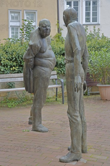 Sculpture Confrontation by Karl-Henning Seemann 1979, two bronze sculptures, modern art, male figures, life-size, social non-verbal communication, fierce facial expression, evil eye, interaction, gesture, emotion, posture, conflict, dispute, quarrel, argument, grim, angry, furious, serious, look, Am Markt, Tübingen, Neckartal, Baden-Württemberg, Germany