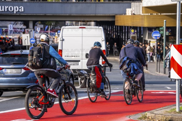 Cycle path, cycle lane, marked in red to draw the attention of motorists to the cycle path, between 2 lanes, Huyssenallee, in front of Europaplatz, in the city centre of Essen, North Rhine-Westphalia, Germany