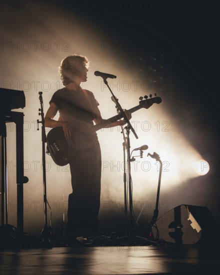 Noah Hill, Bassist von Parcels live in der Berliner Max-Schmeling-Halle am 04.10.2025