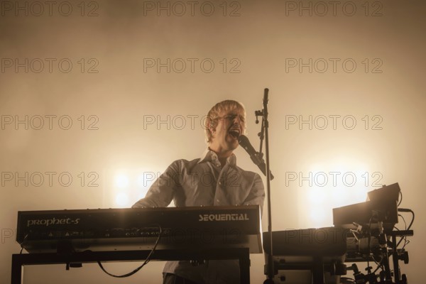 Louie Swain, Keyboarder von Parcels live in der Berliner Max-Schmeling-Halle am 04.10.2025