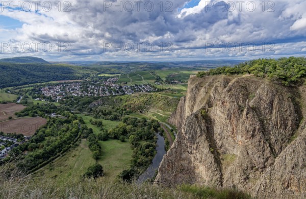 Ausblick vom Rotenfels, einer Steilwand am Naheufer im Naturpark Soonwald-Nahe, auf das Nahetal und die Stadt Bad Kreuznach, OT Bad Münster, im Weinbaugebiet der Pfalz. Traisen, Landkreis Bad Kreuznach, Rheinland-Pfalz, Deutschland