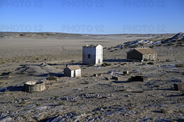 Alte Gebäude und Wasserbecken in Grillenthal, einst Versorgungsstation für Frischwasser, Diamentensperrgebiet, bei Lüderitz, Region Karas, Namibia