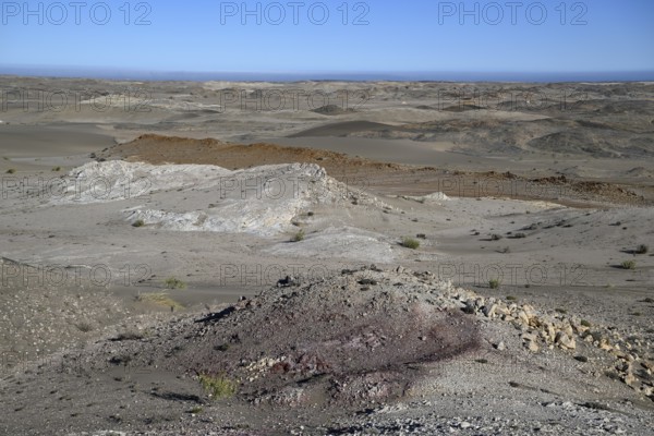 Wüstenlandschaft bei Pomona, im Hintergrund der Atlantik, Diamentensperrgebiet, bei Lüderitz, Region Karas, Namibia