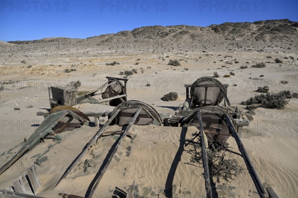 Verrostete Trommelsiebe im Wüstensand, Pomona, Diamentensperrgebiet, bei Lüderitz, Region Karas, Namibia
