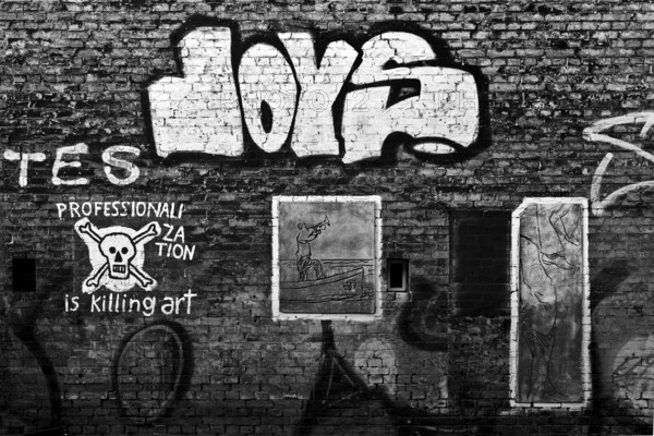 Das Wandbild mit dem Titel Weltbaum 2, Werden, Sein, Vergehen von Ben Wagin am S-Bahnhof Savignyplatz, eine Brandwandgestaltung, Berlin, Deutschland