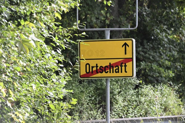 Instead of the usual place name sign, a replacement place name sign has been installed in the Burbach district of Würgendorf or Wasserscheide