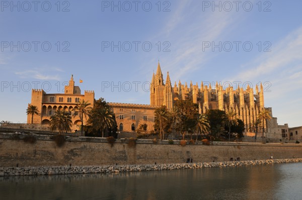 La Seu Cathedral or Cathedral of St Mary and Almudaina Palace, Royal Palace of La Almudaina, Palma de Majorca, Majorca, Balearic Islands, Spain