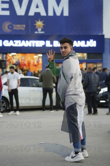 Gaziantep, Türkiye – May 28, 2023. Supporters of President Recep Tayyip Erdogan celebrate in the streets after his victory in the presidential election against rival Kemal Kiliçdaroglu. Erdogan received 52.18% of the vote in the runoff, securing his third presidential term, Gaziantep, Gaziantep, Türkiye