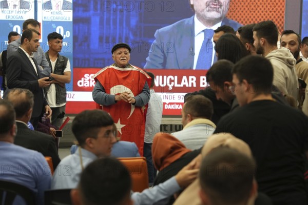 Gaziantep, Türkiye – May 28, 2023. Supporters of President Recep Tayyip Erdogan celebrate in the streets after his victory in the presidential election against rival Kemal Kiliçdaroglu. Erdogan received 52.18% of the vote in the runoff, securing his third presidential term, Gaziantep, Gaziantep, Türkiye