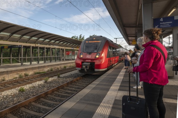 Regional train arriving at Nuremberg Central Station, Nuremberg, Middle Franconia, Bavaria, Germany