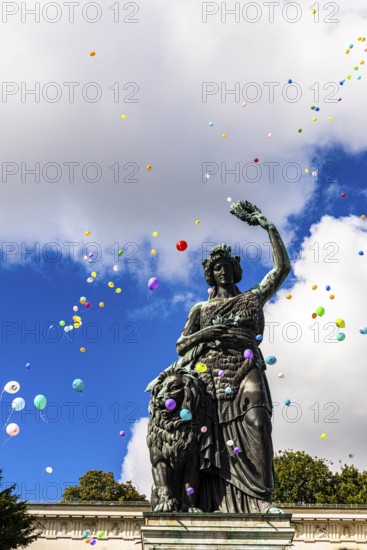 Colourful balloons rise high above the statue of Bavaria into the white-blue sky, grand finale of the Wiesnwirte Platzkonzert, Festwiese, Theresienwiese, Oktoberfest, Munich, Upper Bavaria, Bavaria, Germany