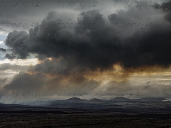 Lava, lava field, ash cloud, volcanic eruption, panorama, mountains, Sundhnúkur crater chain, July 2025, Reykjanes Peninsula, Iceland
