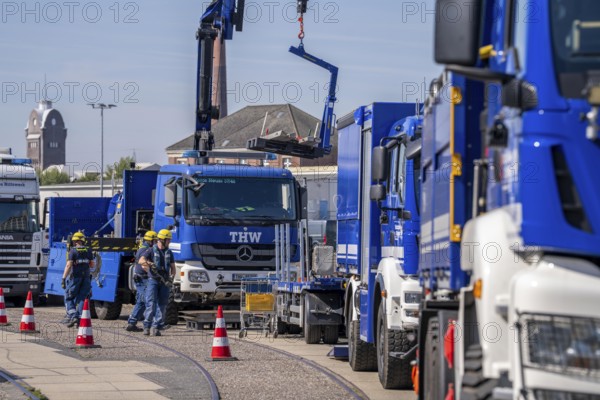 Construction of a floating platform with the jet-float system, this can be used as a work platform, jetty or bridge, water hazards specialist group, in Düsseldorf, at the major exercise FÜLEX25, lasting several days, of the THW, Federal Agency for Technical Relief, North Rhine-Westphalia, over 3500 volunteers from the 127 North Rhine-Westphalia local organisations practise many different deployment scenarios over 4 weekends
