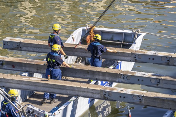Construction of a multi-purpose pontoon, the specialist group for water hazards, in Düsseldorf, the motorised pontoon can be used as a ferry for people or equipment, as a working platform or bridge, during the major exercise FÜLEX25, lasting several days, of the THW, Technisches Hilfswerk, Landesverband North Rhine-Westphalia, over 3500 volunteers from the 127 North Rhine-Westphalia local associations practise many different deployment scenarios over 4 weekends