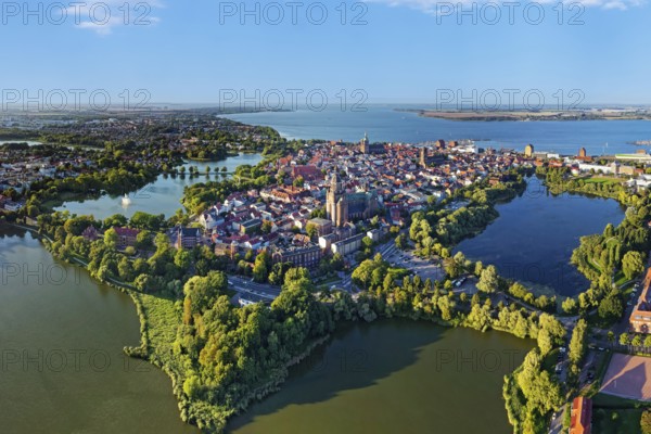 Aerial view, on the left Knieperteich with fountain, below Kleiner Frankenteich, on the left Frankenteich, behind Rügen Island, centre old town with St. Mary's Church in front, Unesco World Heritage Site, Stralsund, Mecklenburg-Western Pomerania, Germany