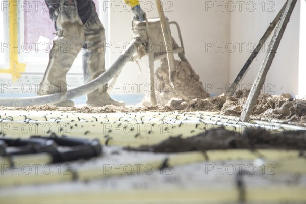 Delivery and installation of flowing screed in new buildings