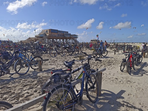Car park for bicycles on the North Sea beach, Pfahlbau Strandbar 54° Nord, summer, sun, sand, on the edge of the UNESCO World Heritage Site, Ording, Sankt Peter-Ording, Schleswig-Holstein, Germany