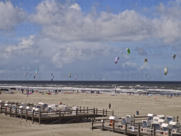 California kitesurfing Masters 2025, kitesurfing, strong wind, sport, pleasure, spectators, North Sea beach, blue sky, white clouds, summer, sun, sand, beach chairs, on the edge of the UNESCO World Heritage Site, Ording, Sankt Peter-Ording, Schleswig-Holstein, Germany