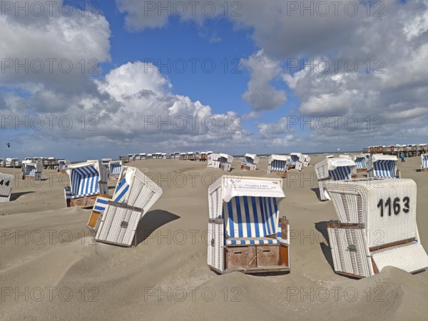 Sand drifts on the North Sea beach, blue sky, white clouds, summer, sun, sand, beach chairs, on the edge of the UNESCO World Heritage Site, Ording, Sankt Peter-Ording, Schleswig-Holstein, Germany