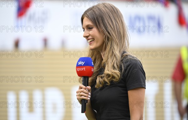 SKY presenter Mara Mones in interview Microphone Microphone Logo Portrait smiles Voith-Arena, Heidenheim, Baden-Württemberg, Germany