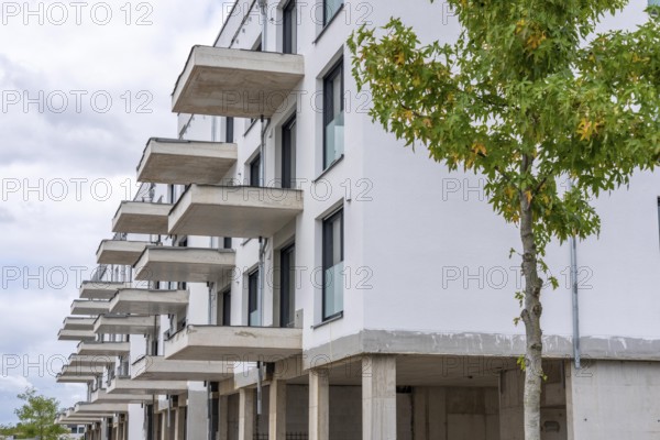 Shell construction, shortly in front of completion of a residential building, new Graf Bismarck city quarter on the Rhine-Herne Canal, residential and commercial development on the site of the power station of the former Graf Bismarck colliery, marina, in Gelsenkirchen, North Rhine-Westphalia, Germany