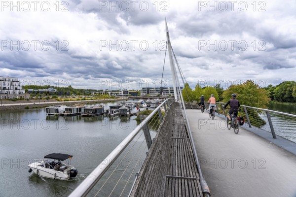 Cycle path, footpath at the new Graf Bismarck urban quarter on the Rhine-Herne Canal, residential and commercial development on the site of the power station of the former Graf Bismarck colliery, marina, on the canal, in Gelsenkirchen, North Rhine-Westphalia, Germany