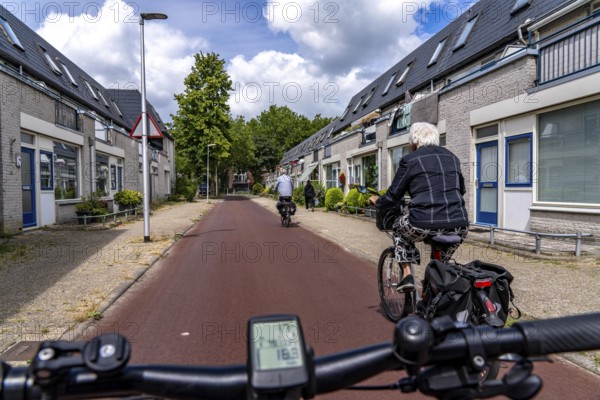 Cycling in the Dutch city of Houten, south of Utrecht, around 50, 000 people live here and work in the region, the traffic concept is consistently geared towards cycling, cars stay on the outskirts of the city districts, very well-developed cycling infrastructure, considered a model city in the Netherlands