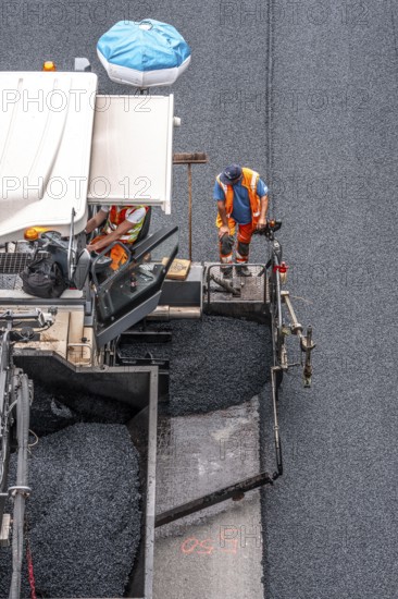Rehabilitation of the A52 motorway near Essen, an 8 km long section between the Essen-Kettwig junction and the Essen-Ost motorway junction was completely renovated over a period of 9 years, 6 lanes, new drainage pipes, carriageway, bridges, noise barriers, traffic facilities, here the last section, direction Düsseldorf, new carriageway surface, laying of porous asphalt, asphalt paver applies the whispering asphalt, at the Essen-Rüttenscheid junction, North Rhine-Westphalia, Germany