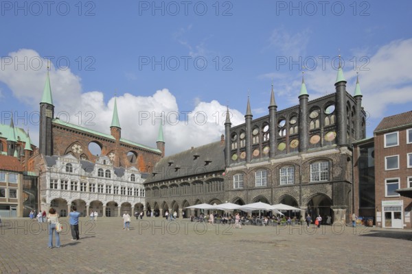 Renaissance and Gothic town hall and pedestrians, tourists, Brick Gothic, brick buildings, market, Old Town, Lübeck, Schleswig-Holstein, Germany