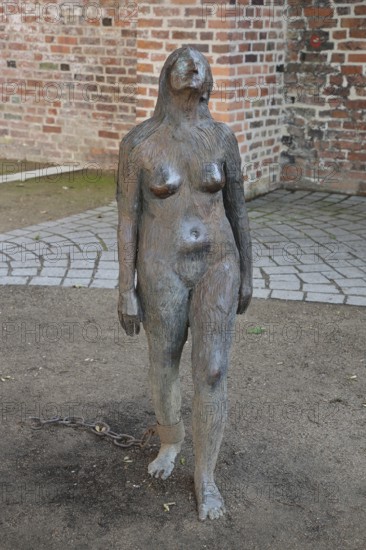 Sculpture Mary Magdalene by Kiki Smith 1994, Wild Woman, bronze sculpture, modern art, female figure with shackles, shackles, shackled, bound, chained, chained, chained, chained, naked, standing, life-size, European Hanseatic Museum, Old Town, Lübeck, Schleswig-Holstein, Germany