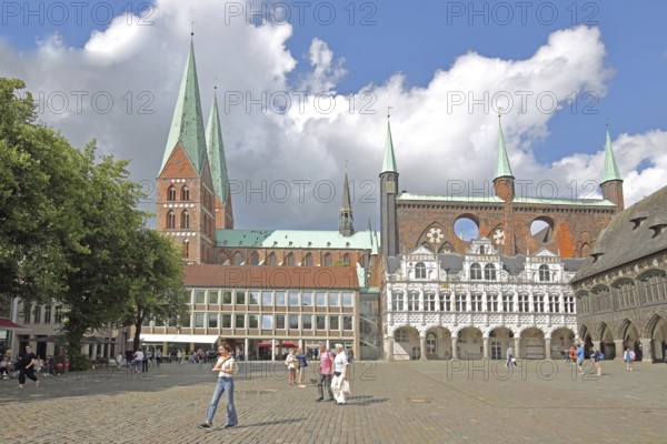 Town Hall and Gothic St, Marien Church, Brick Gothic, Brick Church, Tourists, Pedestrians, Market, Old Town, Lübeck, Schleswig-Holstein, Germany