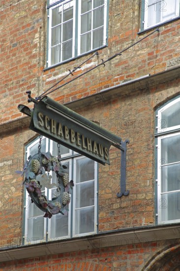 Nose sign on the brick building, Schabbelhaus, inscription, wreath, Mengstraße, Old Town, Lübeck, Schleswig-Holstein, Germany