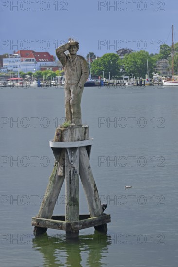 Monument to sailor Fiete on Dückdalbe in the harbour, Trave, wooden figure, wood carving, Dalbe, Priwall, Travemünde, Lübeck, Schleswig-Holstein, Germany