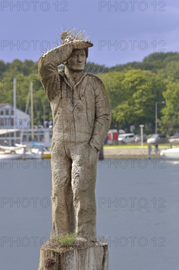 Monument to sailor Fiete on Dückdalbe in the harbour, Trave, wooden figure, wood carving, detail, Dalbe, Priwall, Travemünde, Lübeck, Schleswig-Holstein, Germany