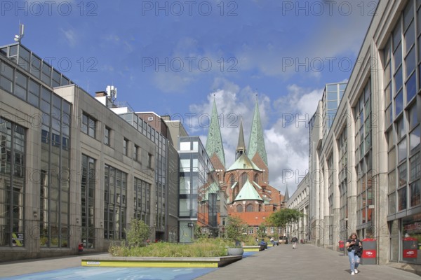 Schrangen and view of St. Mary's Church, ornamental plants, green area, pedestrian, pedestrian zone, Old Town, Lübeck, Schleswig-Holstein, Germany