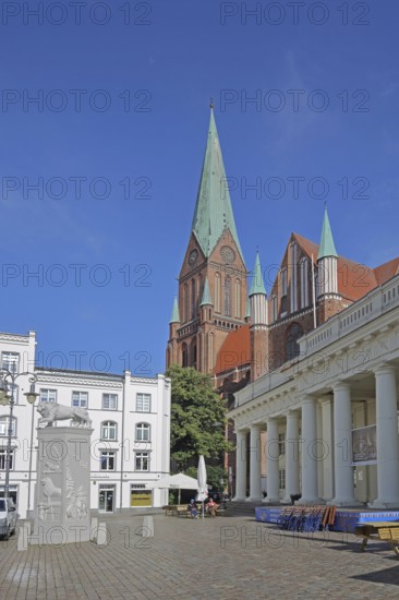 UNESCO Cathedral of St Mary and St John and Lion Monument, Lion statue, New Building, Columned Building, Am Markt, Schwerin, Mecklenburg-Western Pomerania, Germany
