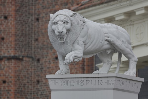 White Lion Monument by Peter Lenk 1996 with inscription Die Spur des Löwen and monument to the city founder Henry the Lion Duke of Saxony, stone sculpture, modern art, city history, free-standing, Am Markt, Schwerin, Mecklenburg-Vorpommern, Germany